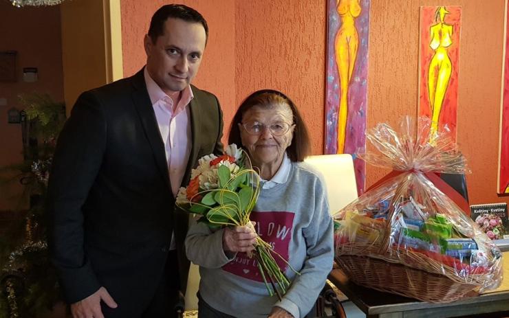 Opravdu úctyhodný věk. Téhle babičce z Karlových Varů je neuvěřitelných 102 let!