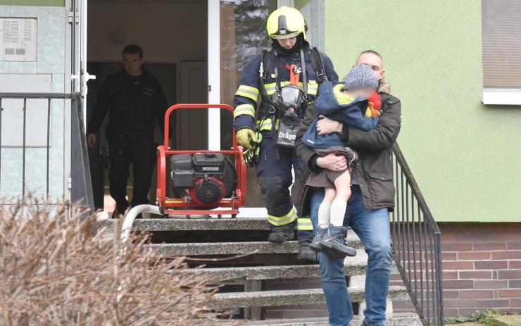 AKTUÁLNĚ OBRAZEM: V bytě panelového domu vypukl požár, těhotná žena musela do nemocnice