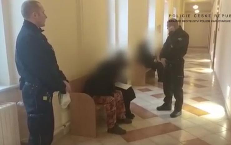 VIDEO: Muži zásobovali pervitinem i marihuanou celé Chebsko. Drogy nabízeli zdarma nebo za protislužbu
