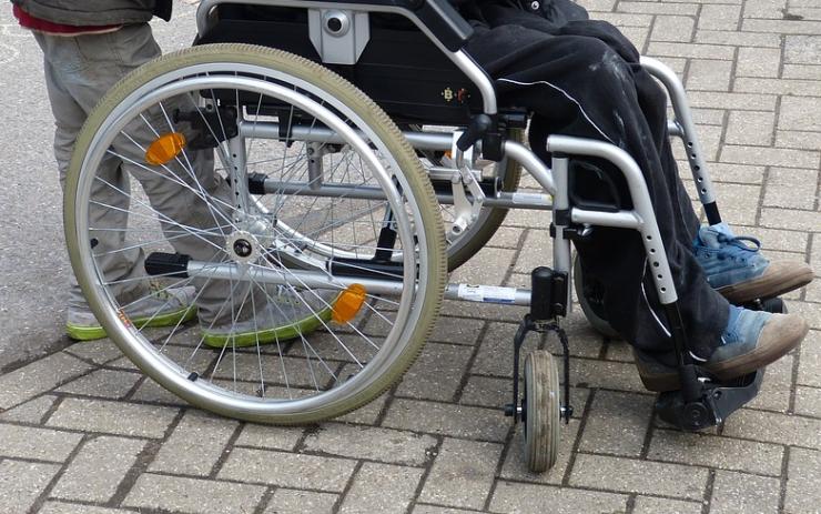 Vážná nemoc upoutala pana Václava na invalidní vozík. Kraj vyhlásil na pomoc veřejnou sbírku