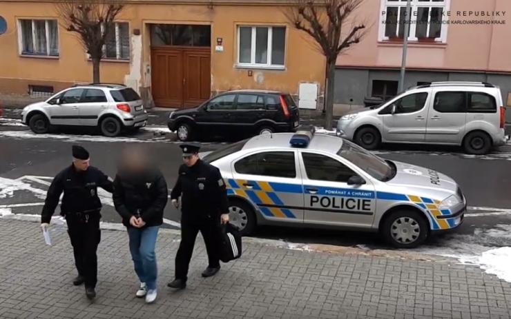 VIDEO: Cizinec vytrhl 83leté ženě kabelku a utekl. Policisté ho chytili v nedaleké herně