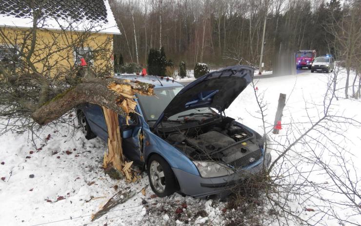 OBRAZEM: Víkendové nehody na silnicích Karlovarského kraje. Husté sněžení a ledovka opět trápily řidiče