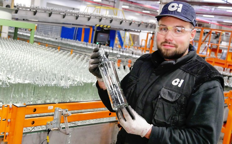 PŘÍBĚH: Mladý inženýr je v Česku zodpovědný za výrobu téměř každé lahve, kterou možná držíte v ruce