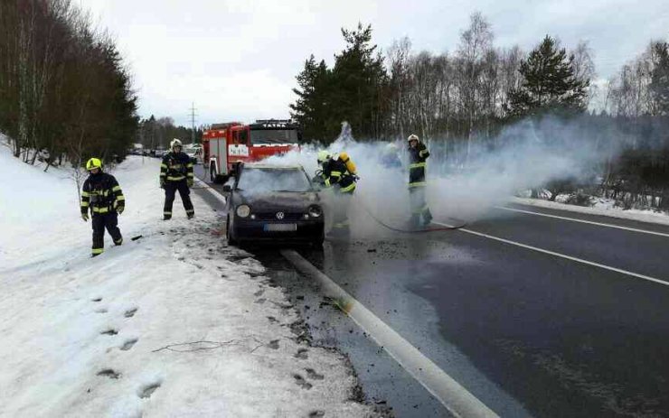 Požáry zničily od pátečního večera dvě auta na karlovarských silnicích