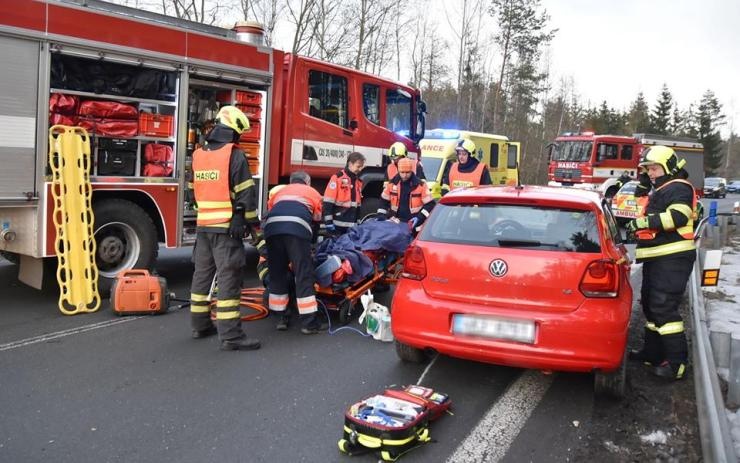 OBRAZEM: Vážná havárie na silnici z Karlových Varů, hasiči vyprošťovali zraněného muže