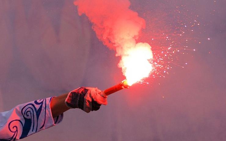 Zábavní pyrotechnika explodovala ženě ve vlasech, má popáleniny a poškozený sluch