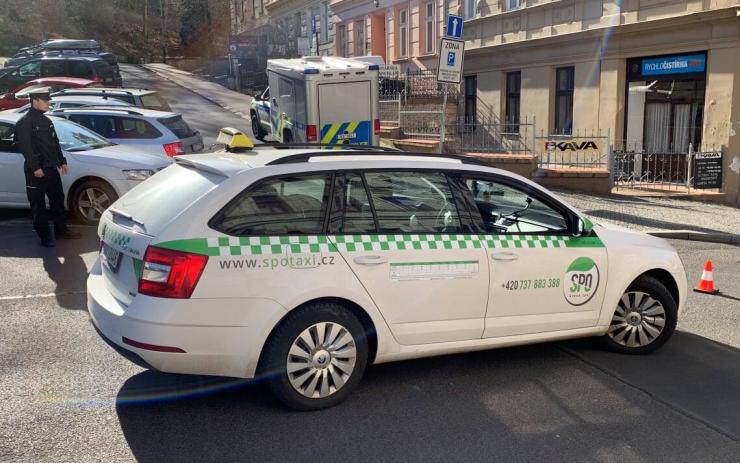 Policejní honička v centru Varů! Zfetovaný Ukrajinec ujížděl hlídce v kradeném taxíku, taxikáře brutálně napadl