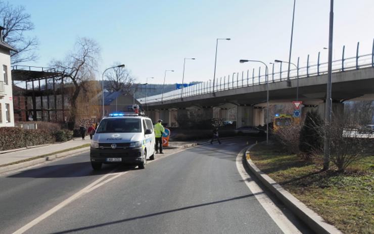 Řidič v červeném autě srazil na přechodu chodce a ujel! Policie hledá svědky