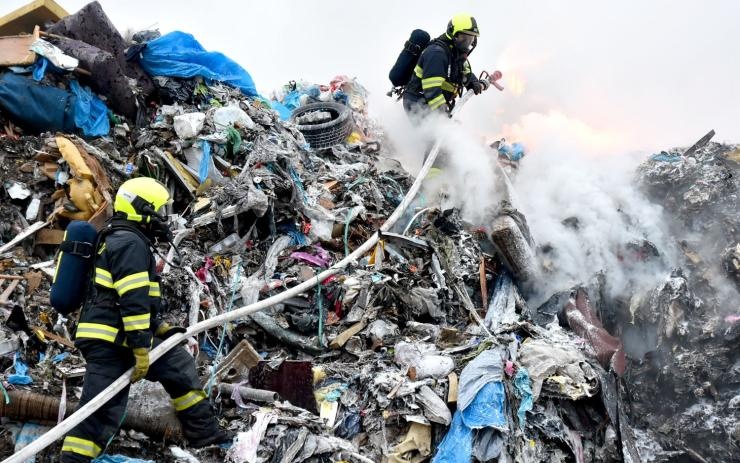 OBRAZEM: Požár skládky komunálního odpadu likvidovaly čtyři jednotky hasičů