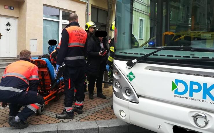 AKTUÁLNĚ: Autobus srazil v Karlových Varech mladou dívku