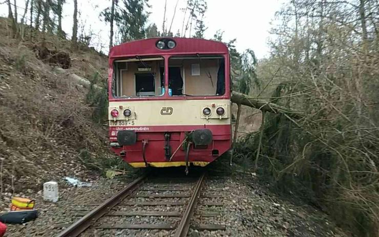 Železniční nehoda na Karlovarsku. Osobní vlak narazil do stromu spadlého přes koleje