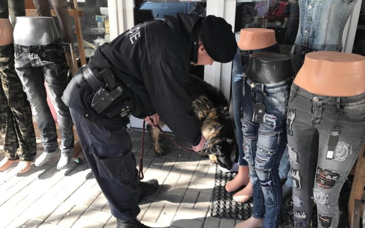 VIDEO: Na problematických tržnicích proběhly rozsáhlé policejní kontroly. Padlo několik pokut 