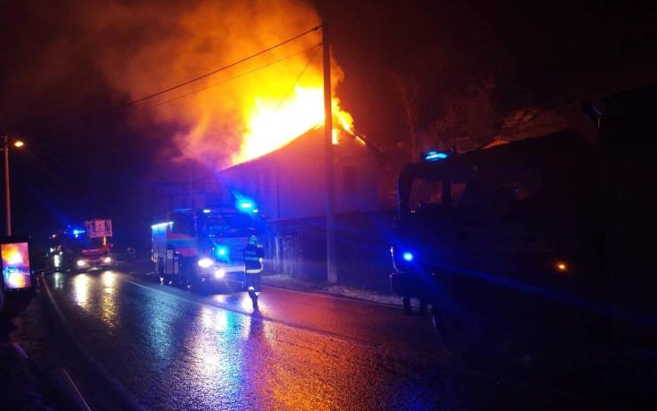 OBRAZEM: Rozsáhlý požár zničil podkroví rodinného domu v Lokti