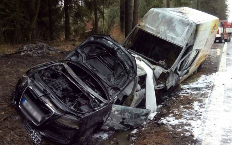 Tragická nehoda v Karlovarském kraji. Ve shořelém autě vyhasl jeden lidský život