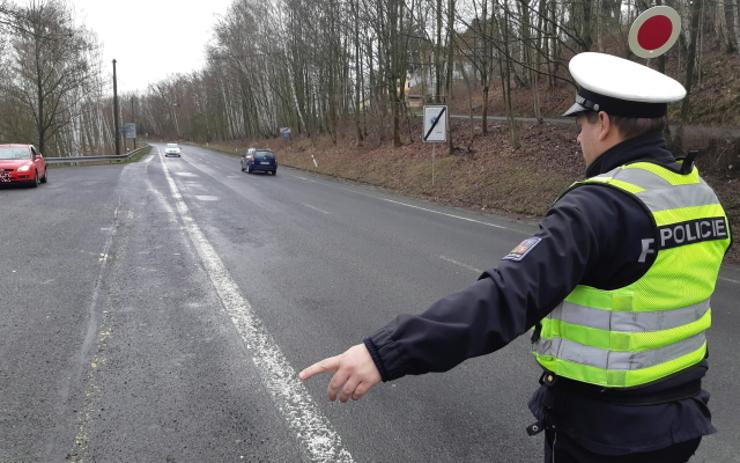 OBRAZEM: Řidiči se nepoutají, ukázaly policejní kontroly na karlovarských silnicích