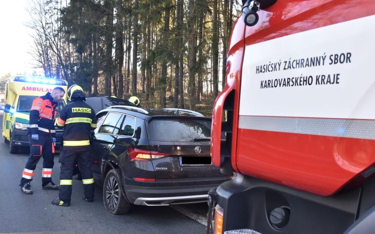 OBRAZEM: Havárie osobního auta na Karlovarsku, zasahovaly všechny záchranné složky