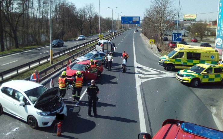 Při havárii na průtahu městem se zranilo šest lidí