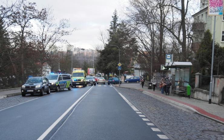 Nehoda na přechodu v Karlových Varech. Policisté hledají svědky střetu osobního auta s chodcem