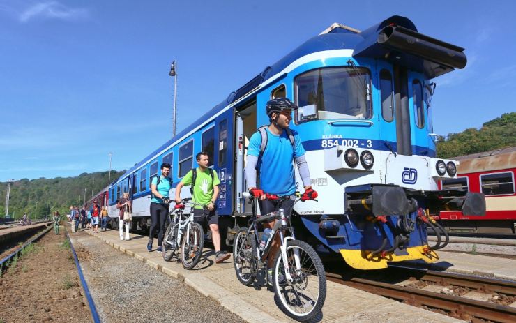 Začíná cyklistická sezóna! Kola vám půjčí na nádražích i České dráhy. Víte, kde všude? 