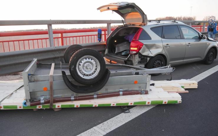 Nehoda na šestce: Řidič špatně upevnil náklad na vozíku, ten se převrátil. Auto skončilo ve svodidlech