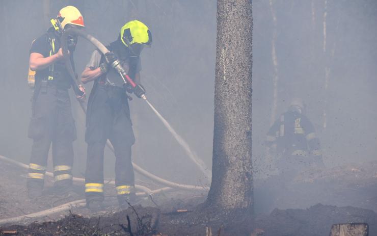 Sedmnáct hasičských jednotek bojovalo s požárem lesa na Karlovarsku! Situaci komplikoval špatně přístupný terén a silný vítr