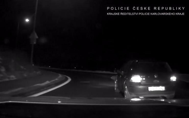 VIDEO: Policejní honička v Karlových Varech: Muž pod drogami ujíždí hlídce, nakonec prchá po svých schovat se do domu