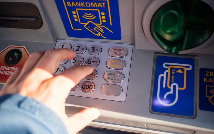 Bankomat kvůli chybě vyplácel dvojnásobek peněz. Toho využila žena z Karlových Varů