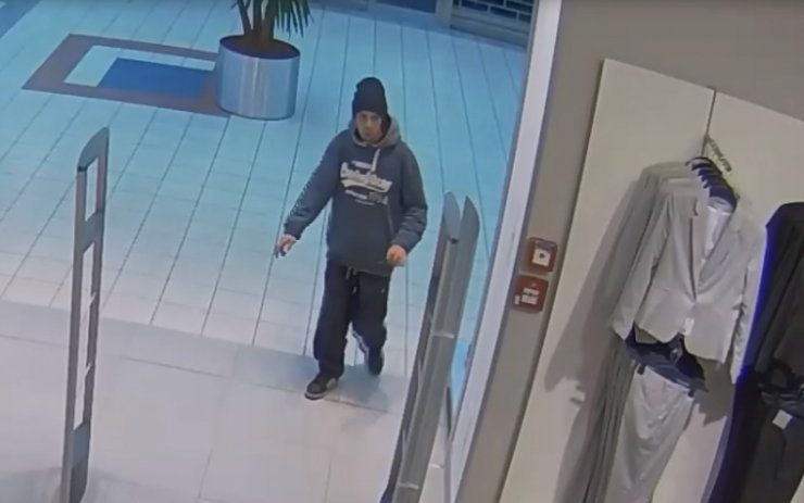 VIDEO: Drzost zloděje nezná mezí: Muž se přišel zdarma obléct do obchodu