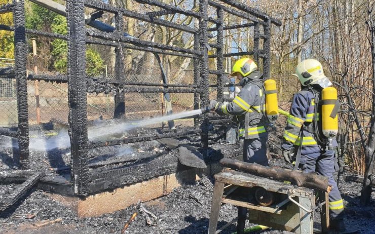 Požár se rozšířil na tři chatky, jeden muž se popálil. Záchranka s ním jela do nemocnice
