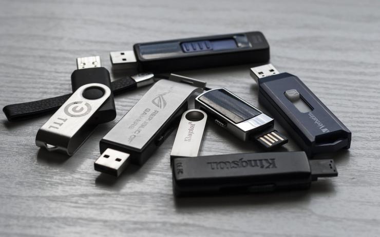 Žena z Karlových Varů nakradla v obchodě USB disky. Neuvěříte, do jaké části těla je schovala