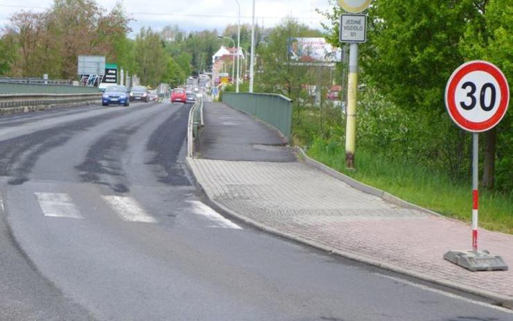 Jízda po Dvorském mostě je komfortnější, pozor na sníženou rychlost