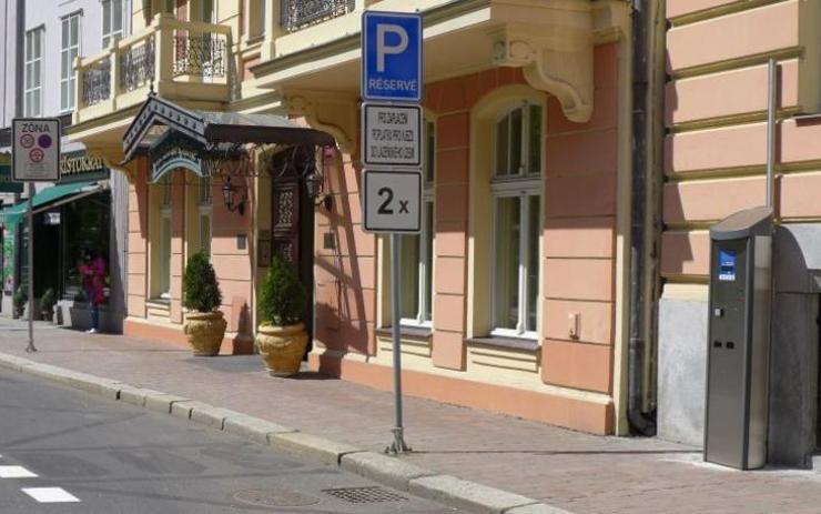 Město nechalo u Císařských lázní nainstalovat automat na povolenky k vjezdu do lázeňského území