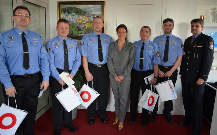 Primátorka ocenila karlovarské strážníky za věrnost. V řadách městské policie slouží už čtvrt století!