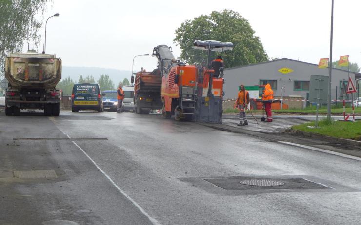 V Sedlecké ulici opravují komunikace a chodníky. Hotovo má být do konce května