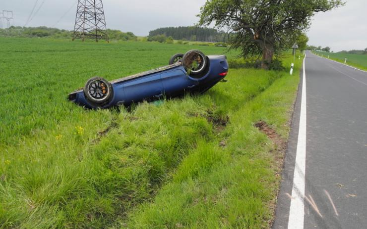 Mercedes na Karlovarsku dostal smyk a skončil na střeše. Škoda jde do milionů!