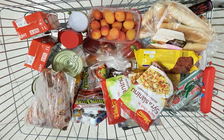 Muž kradl v supermarketu. Bez placení utekl i s nákupním košíkem