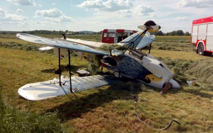 Při přistání havaroval malý historický dvouplošník. Záchranáři ošetřovali pilotku i cestujícího