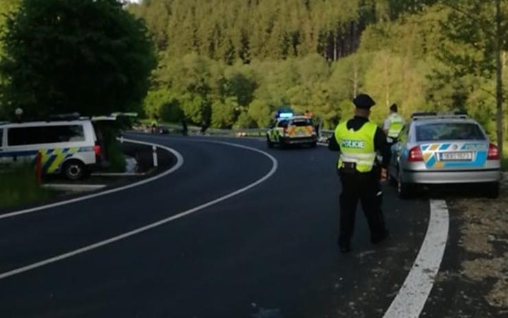 Tragédie na Karlovarsku. Motorkář při havárii na místě zemřel