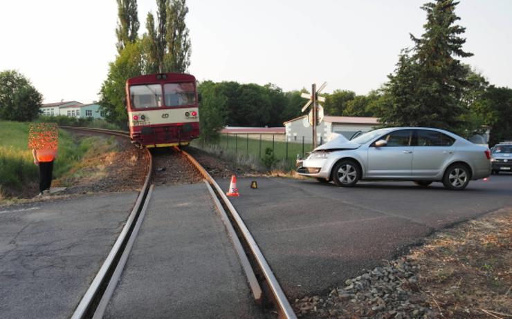 Železniční nehoda na Karlovarsku. Řidič vjel přímo před projíždějící vlak! 