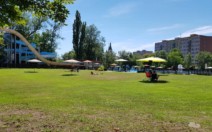 Vedení města děkuje zachráncům holčičky, která se topila na lounském koupališti