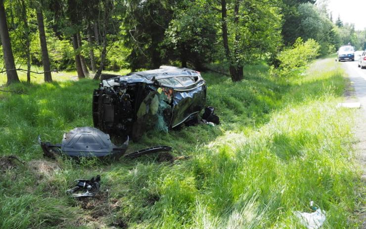 Zrádný mikrospánek: Řidička zřejmě usnula za volantem a narazila do stromu