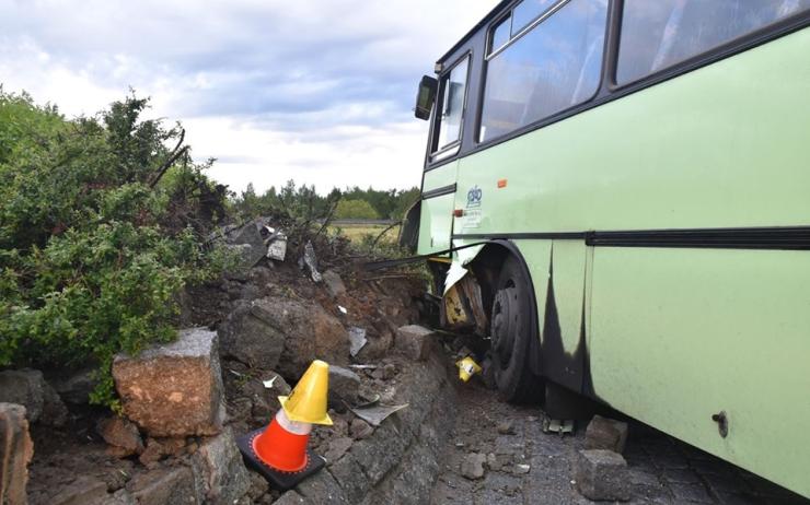 AKTUÁLNĚ OBRAZEM: Autobus s cestujícími narazil do kruhového objezdu, zasahovali záchranáři