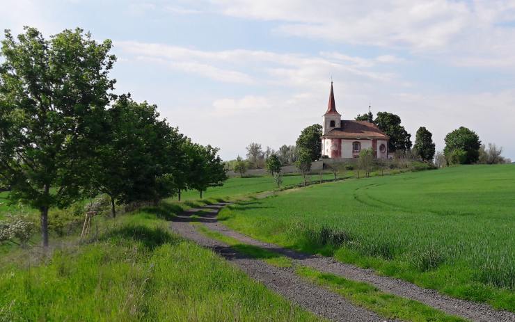 TIP NA VÝLET: Kostel svatého Gotharda – osamělý hrdina v polích