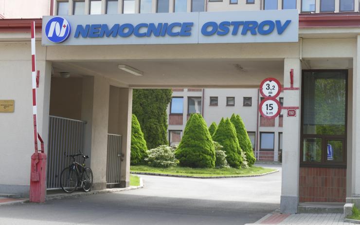 Nemocnice v Ostrově dočasně omezuje provoz lůžkové části jednodenní a plánované chirurgie