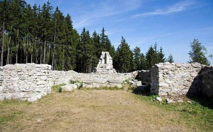 Rádi byste vyrazili do přírody? Vydejte se za sysly na golf nebo ke zřícenině středověkého kostela