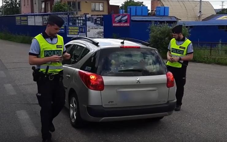 VIDEO: Policisté kontrolovali dodržování rychlosti na karlovarských silnicích. Pokuty rozdali stovce řidičů