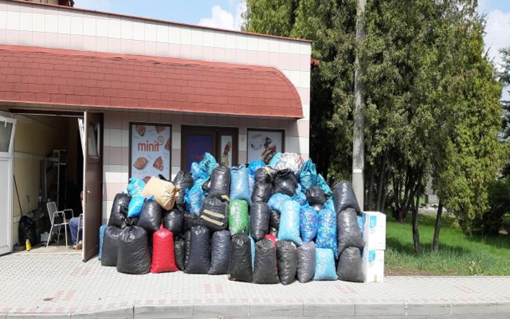 Policisté pomáhají nemocným dětem sběrem víček. Letos jich vybrali skoro sedm kilo!