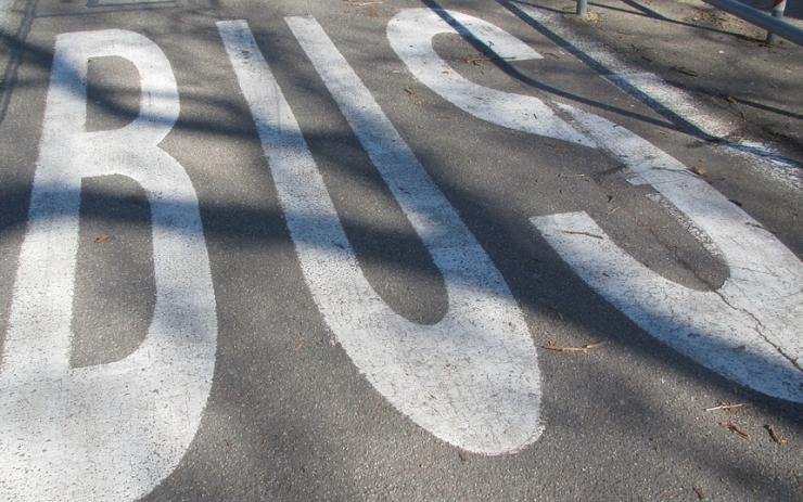 Roztržka na autobusovém nádraží! Před zraky cestujících se tady do sebe pustili tři opilí cizinci