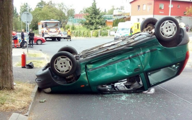 Ve městě se srazila dvě auta, jedno po střetu zůstalo na střeše