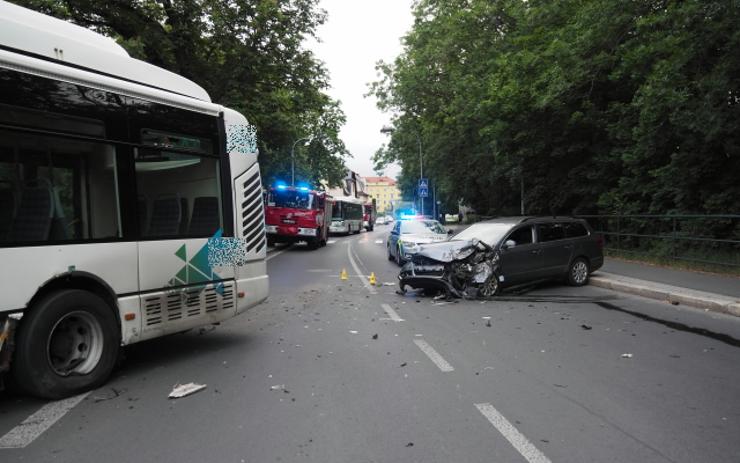 Totálně opilý řidič dostal smyk a narazil do autobusu! Hrozí mu rok vězení 